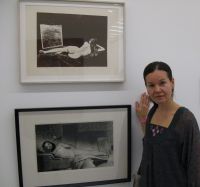 Eestist ''Sookontrollile'' kaast&ouml;&ouml;d teinud Katrin Kivimaa seismas Lenhard Lapini  ja Sirje Runge autoportreed ees. Foto: Heie Treier